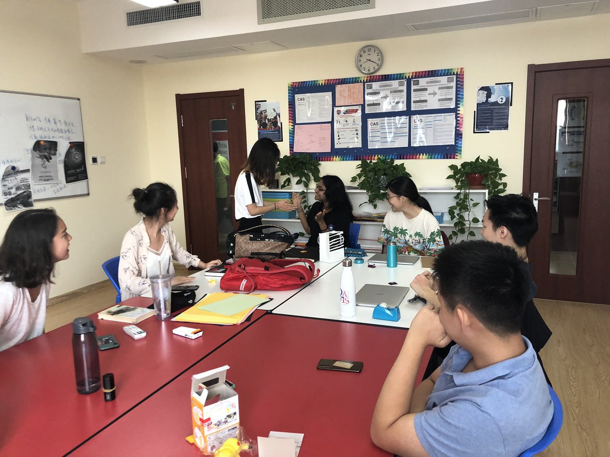 glaubis2's tweet photo. How do students start their day at your school? I am interested to know! Our students start with 15 minutes advisory where wellbeing, building relationships and skills take priority. #theheartoflearning #heartoflearning #advisoryprogram #ibdp @QAISEdu https://t.co/PVjsMsZP6a