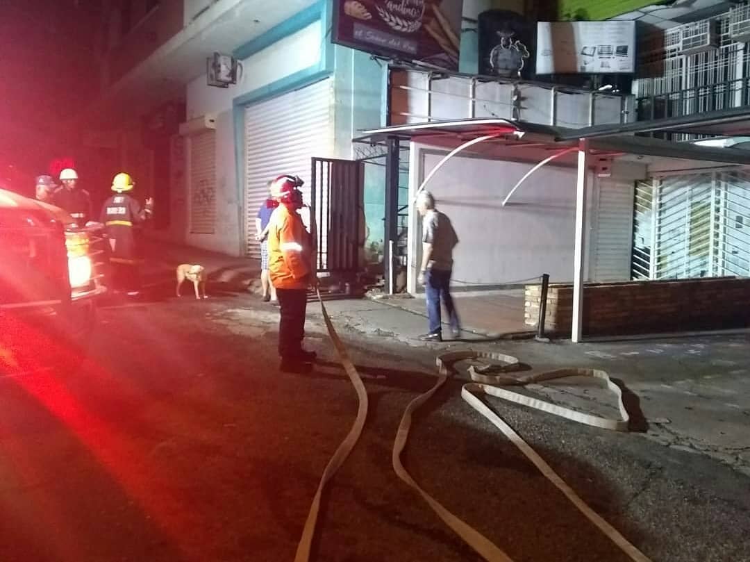 Birrilly's tweet photo. (((INCENDIO))) #Tachira Más temprano se desarrolló incendio en #SanCristobal calle 11 con carrera 20 #BarrioObrero @PCivilTachira y #BomberosSC acudieron a sofocar el mismo #EnDesarrollo @TachiraNews @lorearraiz @TachiraReporta @Tachira24horas @TachirActiva @diariodlosandes https://t.co/Voqp45q7GR