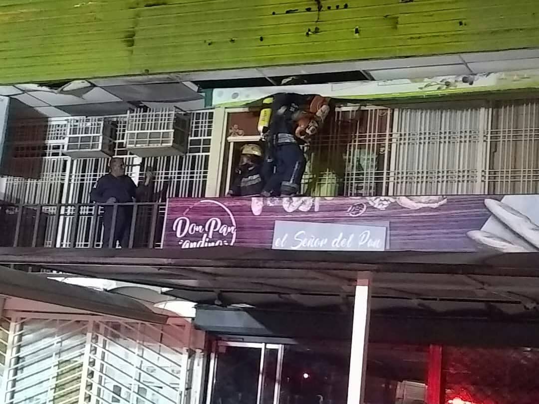 Birrilly's tweet photo. (((INCENDIO))) #Tachira Más temprano se desarrolló incendio en #SanCristobal calle 11 con carrera 20 #BarrioObrero @PCivilTachira y #BomberosSC acudieron a sofocar el mismo #EnDesarrollo @TachiraNews @lorearraiz @TachiraReporta @Tachira24horas @TachirActiva @diariodlosandes https://t.co/Voqp45q7GR