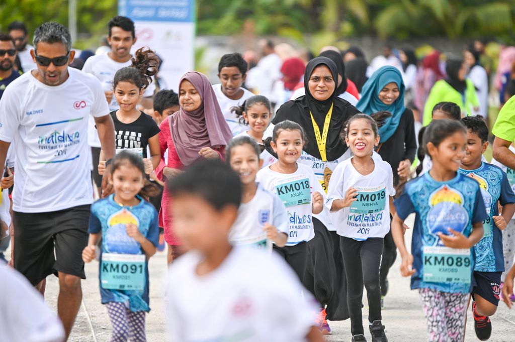 fvmmarathon's tweet photo. All smiles at the Kidsmile Flagoff! ❤️
.
.
.
.
.
Photo: Wink a Pic
#FuvahmulahMarathon #AFunRun #RunMaldives #MoveMore #ProtectTheReef #VisitFuvahmulah #VisitMaldives #Fuvahmulah #Maldives https://t.co/srt5mjU4Ce