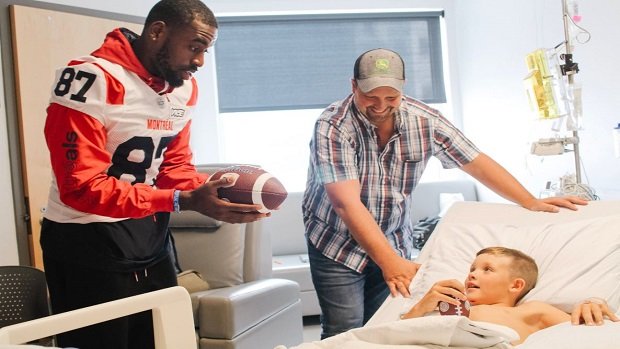 BarDown's tweet photo. The @MTLAlouettes spent the day with patients at the Montreal Children's Hospital. 👏 VIDEOS @ https://t.co/ptrrLod8i6 https://t.co/7c8qDCNEGf