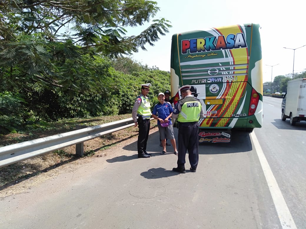 10.42 #OperasiPatuhJaya2019 Sat PJR penindakan terhadap Bus  yg menurunkan penumpang tidak pada tmepatnya dilayang Cikunir