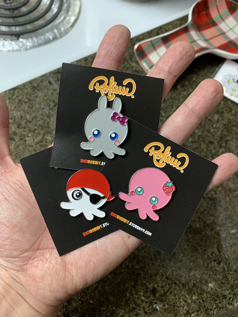 hank117's tweet photo. My #Rokuu pins are here! Thank you, Aaron, from https://t.co/cPguSqOHgG for the production of my little guys and gals. Thanks @BeeFyXPoo BeeFyXPoo for the referral. #twitchcon2019 ready!
🙆🏻‍♂️ 
#artistlife #enamelpins #pinmaker #bunny #strawberry #pirate #cute https://t.co/YYOcO2beSI
