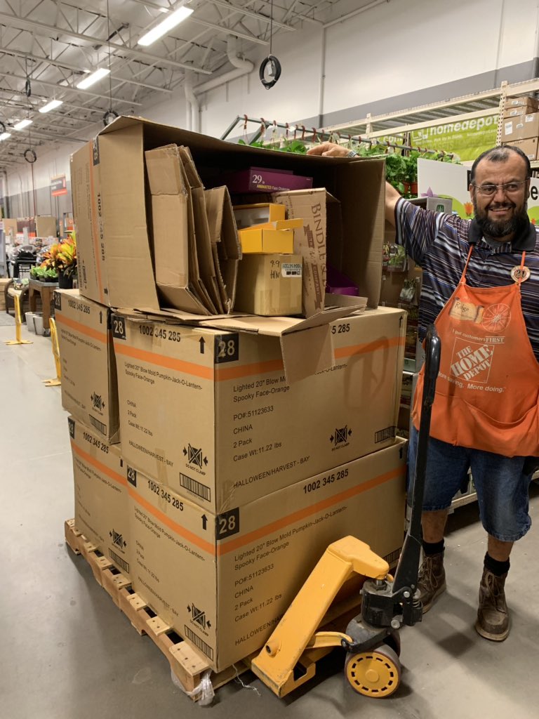 FeliciaPuente05's tweet photo. #cardboardchallenge D28 Rodge keeping Halloween full and fresh. Great job! @CBoswellHD @D66Celest @TheCreekHD #415Rocks https://t.co/q3zWgyBHJG
