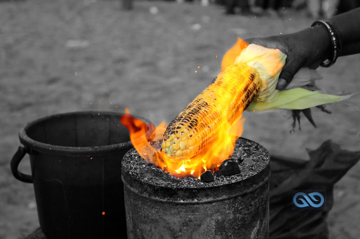 Peculiar_offl's tweet photo. Turn on the 🔥 A perfect evening to grill some 🌽 #blackandwhite #sunday #sundayeveving #grillcorn #corn #chennai #besantnagar #bnw #bnw_captures #peculiarphotography #beautiful #color #grilling #cornonthecob #fire #elliotbeach #snack 📸 https://t.co/iWVrOonBm8