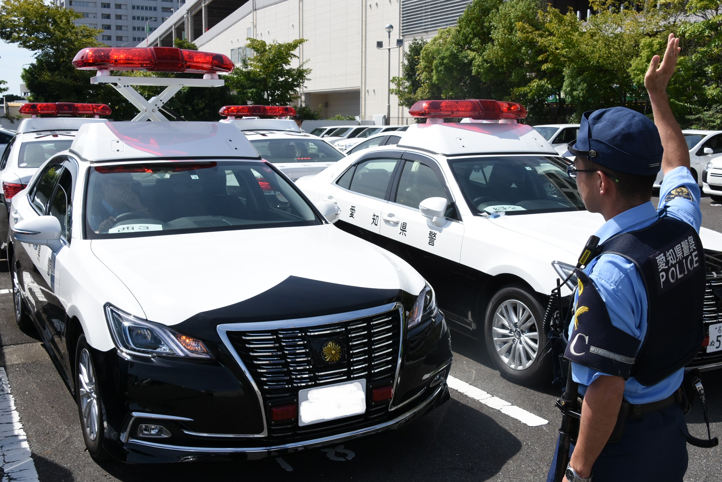 愛知県警察広報課 装備課 新たに 警ら用無線自動車 パトカー 15台が県下の警察署へ配置に 各警察署の パトカー乗務員による点検後 一斉に引き渡しとなりました 気持ちも新たに新車パトカーに乗車し 犯罪の予防検挙 交通の指導取締りに