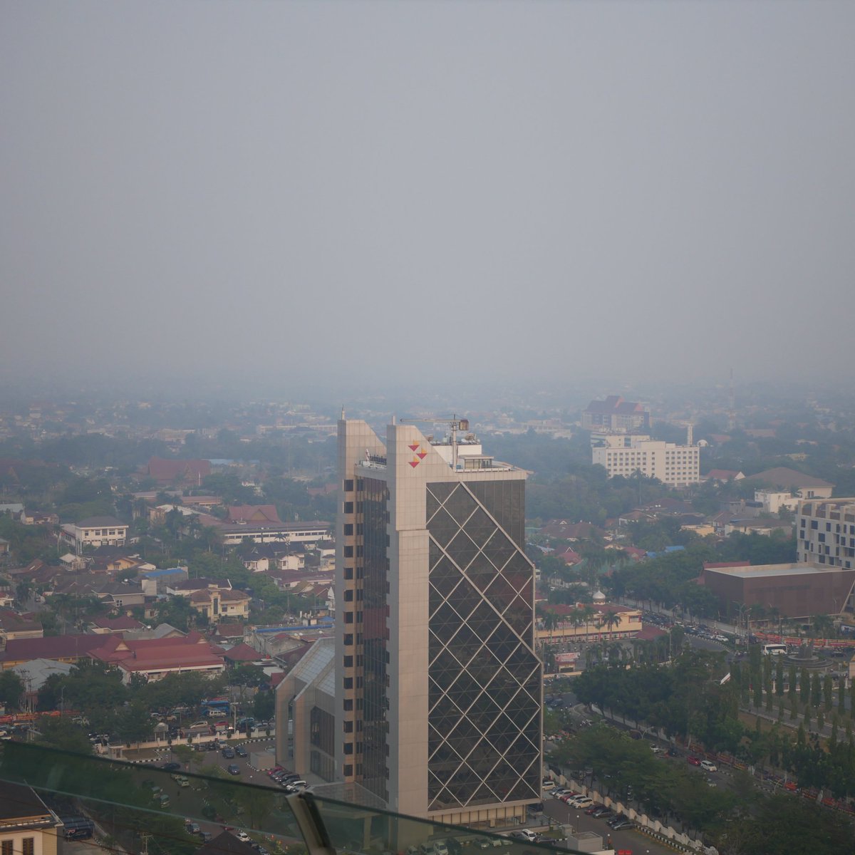 brosispku's tweet photo. 2019 dan kami di Riau masih mengalami bencana asap yang disebabkan korporasi Pembakar Hutan. Please help retweet. Kesehatan jutaan warga terancam. Pemerintah harus lebih keras bertindak! #MelawanAsap #MasihMelawanAsap #SaveRiau https://t.co/h5zvUGxc0J