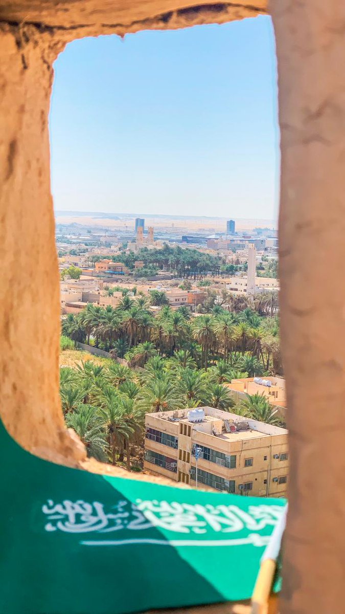 امتزاج راية التوحيد بإطلالة من قلعة زعبل على مدينة #سكاكا بعدسة المبدع 
@faisalhuwaydi1