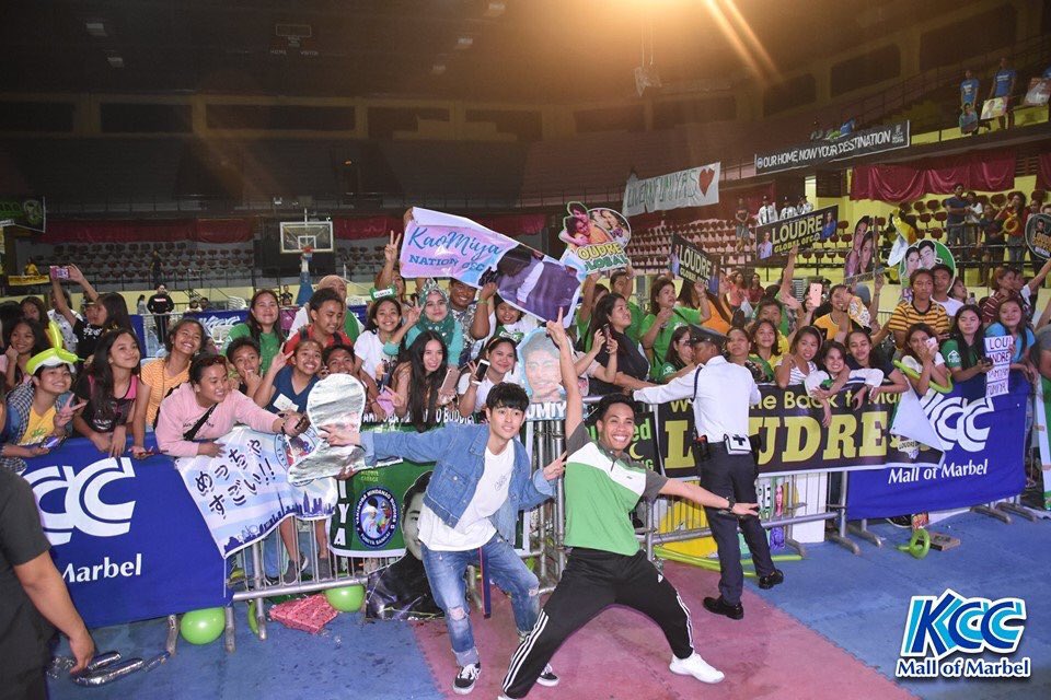 seendikatos's tweet photo. Kulit ni Yamyam yung pose niya parang tinuro ang tarp 🤣 (unahan ko na kayong mga aliens kayo) yung tarp namin nakakaproud 🥺 thank you sa aming team live! Basta para kay @fumfumfum3 at @kaori_oinuma na mahars namin, lahat ay aming gagawin ☺️ -M ©️photos 

#KaoMiya https://t.co/T3cTE3I6oR