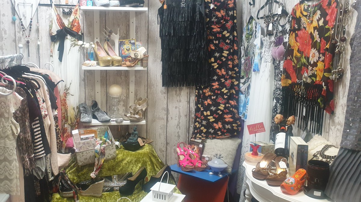 Something for the weekend? We have a great range of vintage and fashion ready to glam you up for that special event - everything from head to toe #open7daysaweek