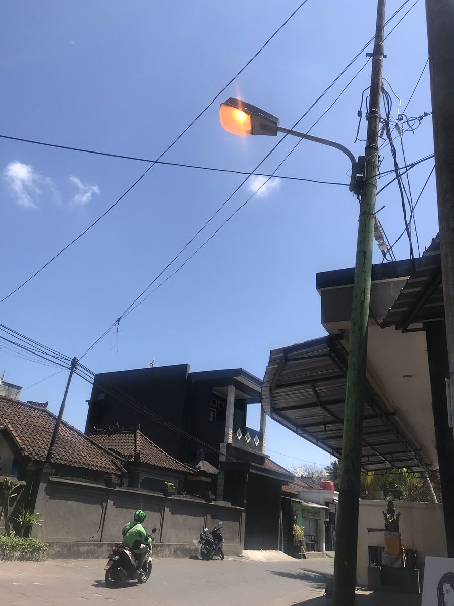 thekq5's tweet photo. Masih belum move on dengan kasus seperti ini lucu dan aneh masyarakat sekitar acuh sedangkan wisatawan memakai hp sebagai senter di saat malam hari untuk berjalan menuju hotel yang berjarak dekat apakah ini adalah bagian dari ke unikan mati sekejap hidup sekejap gembok panel!! . https://t.co/TnqCNJ5P3x
