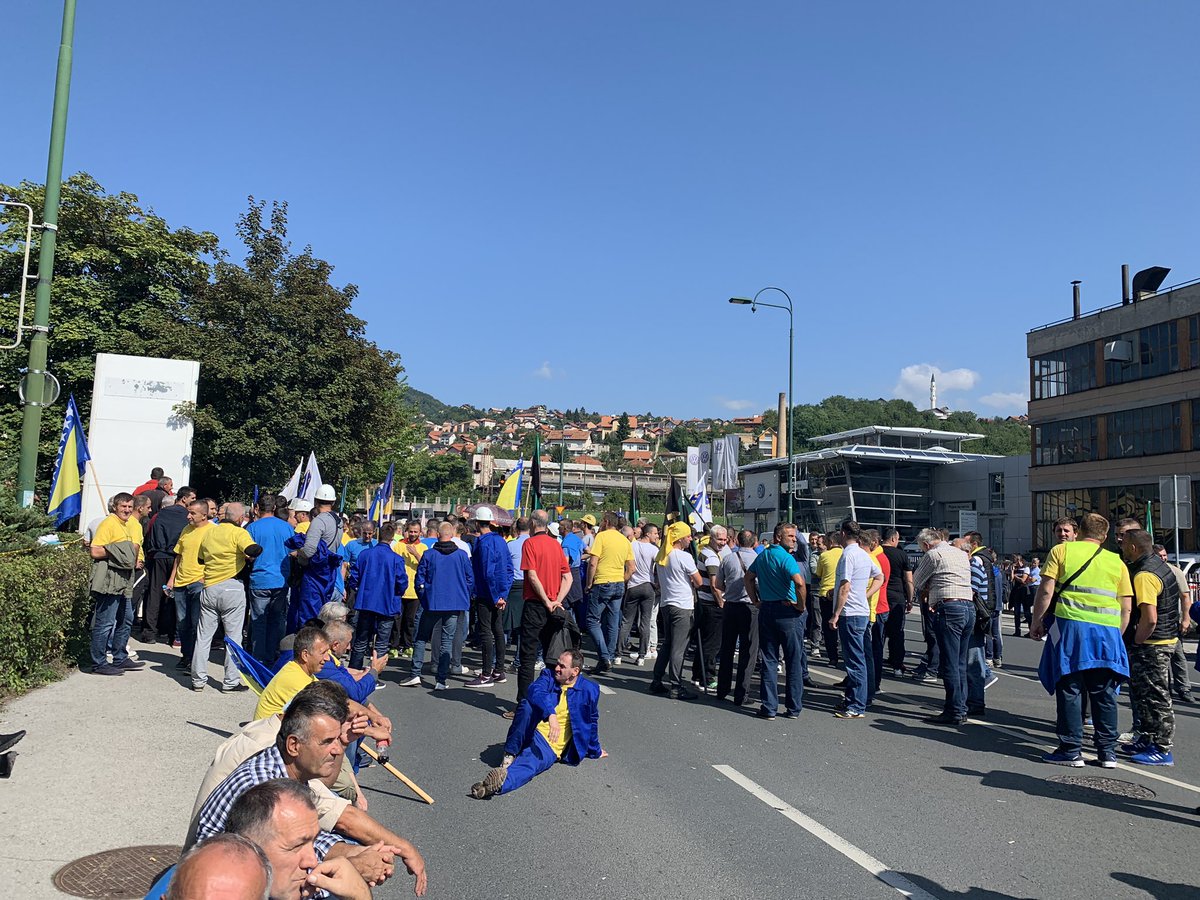 KaljicN1's tweet photo. Oko 500 rudara protestuje ispred zgrade Vlade FBiH zbog neisplaćenih naknada za topli obrok. Traze sastanak sa premijerom i resornim ministrom. @N1infoSA #N1Sarajevo https://t.co/iD3zrvlbMY