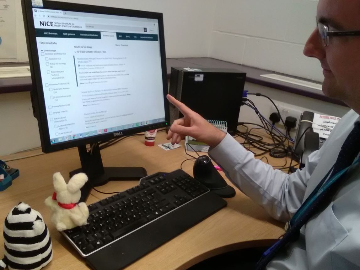 GEHSWFTLibrary's tweet photo. #Billythelibrarycat is introducing Harvey to the librarian Stephen today for a 1 to 1 session on finding information. He can't wait to pick up some tips on how to be a better searcher. #teameliot #library https://t.co/xFbybrixIy
