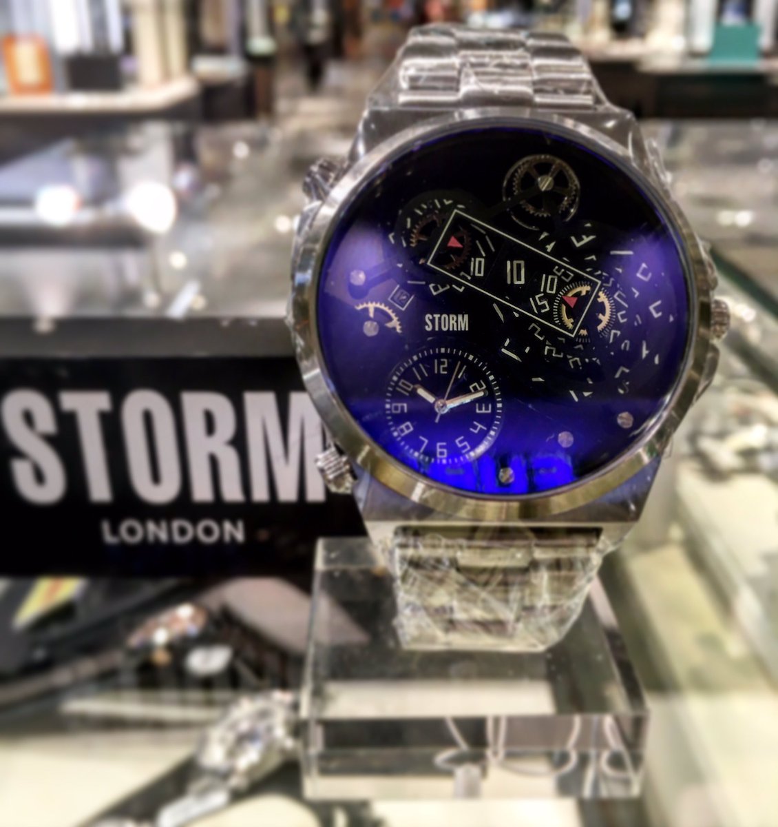 STORM LONDON TRIMATIC 時計が3つ、風防はブルーのような、イエローの 