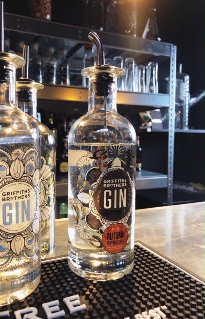 MilestoneOnline's tweet photo. Yesterday we popped over to visit our lovely clients, @GriffithsGin , checking out their amazing new bar area and talking gin, parties and tours!
#clientvisit #griffithsbrothersgin #gin #pennstreet #buckinghamshire #milestonecreative #marketingagency #branding #marketing https://t.co/34hr9lMMow