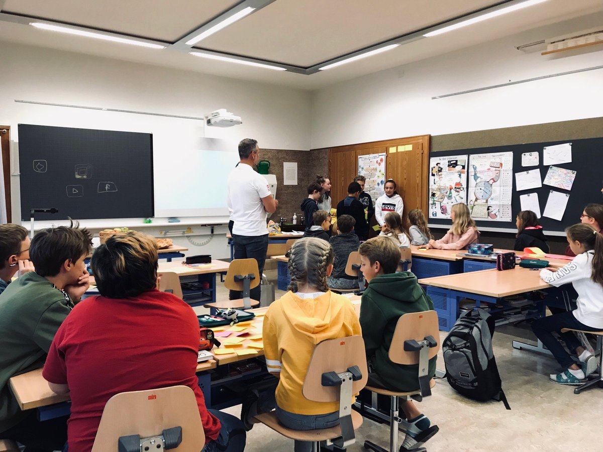 TrendMicroALPS's tweet photo. Wir waren letzte Woche in der Schule Arosa und haben mit den 5. und 6. Klässlern über Apps, Cybersecurity und Fake News diskutiert. Faszinierend, wie viel die junge Generation bereits über die Gefahren und Chancen des Internets weiss! #ISKF #Cybersecurity https://t.co/dnTRmC3hn0