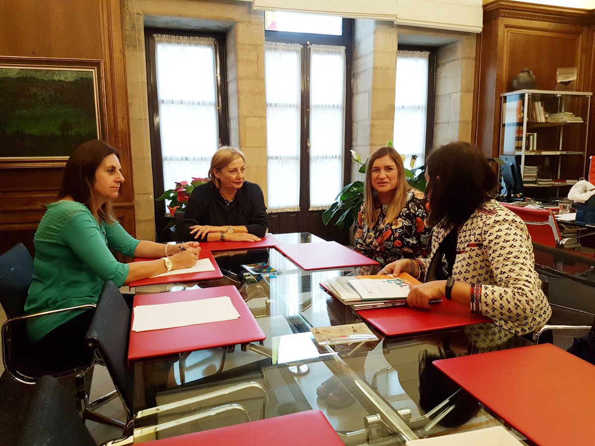 AytoAviles's tweet photo. La alcaldesa @Mvmonteserin y la concejala de Promoción Social, Nuria Delmiro, han mantenido esta mañana una reunión con la presidenta de @CocemfeAsturias, Mónica Oviedo https://t.co/iMnNLsLfPC