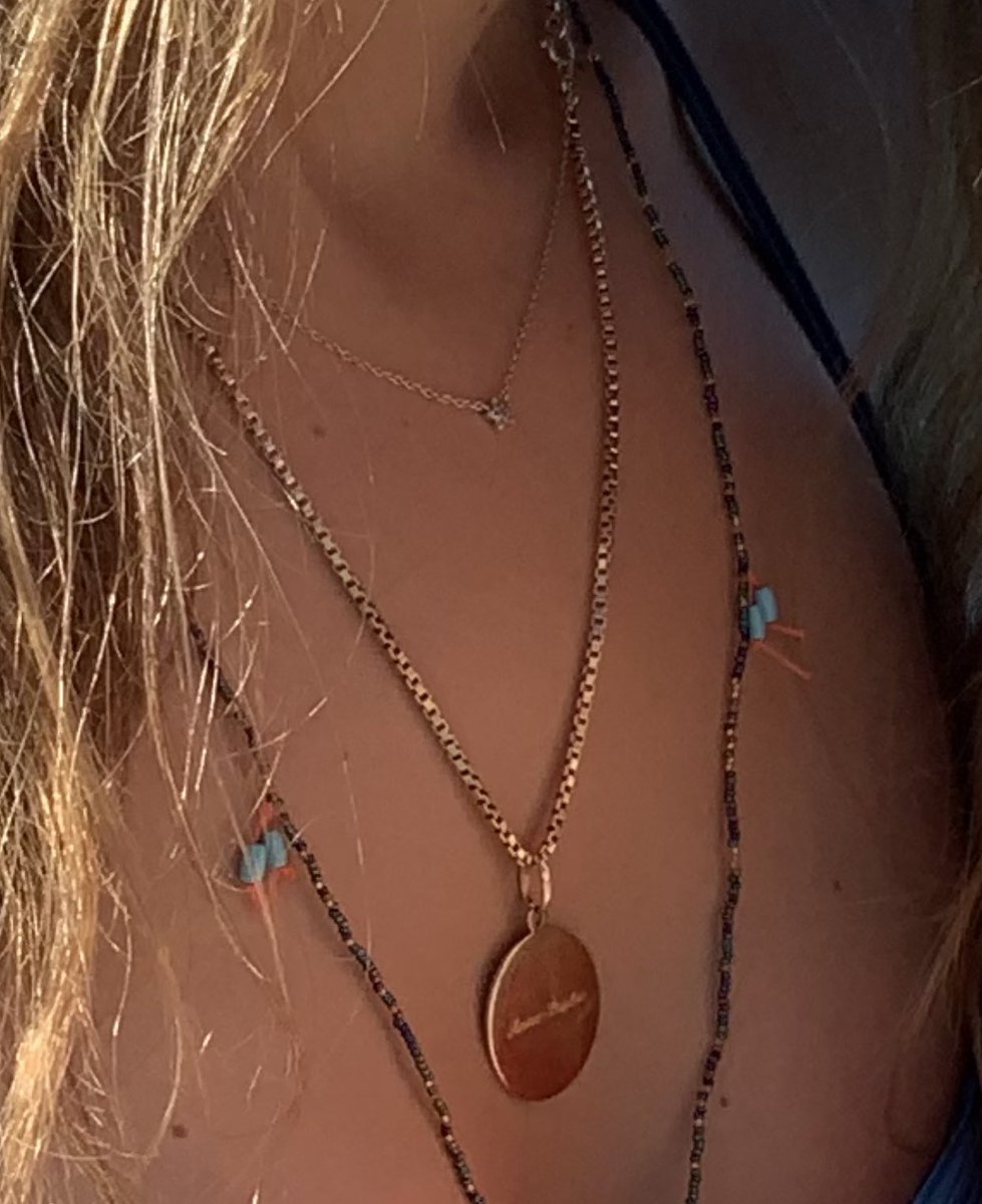 as_dielen's tweet photo. Goude amulet verloren in Antwerpen centrum. 
Amulet is van onschatbare waarde voor mij, ik heb deze van mijn oma gekregen die deze zelf ook van haar oma gekregen had, alle 3 schorpioenen. 
Mijn oma heeft 1 maand voor zij stierf mijn naam Anne-Sophie in het amulet laten graveren😓 https://t.co/1PTyuoPEHr