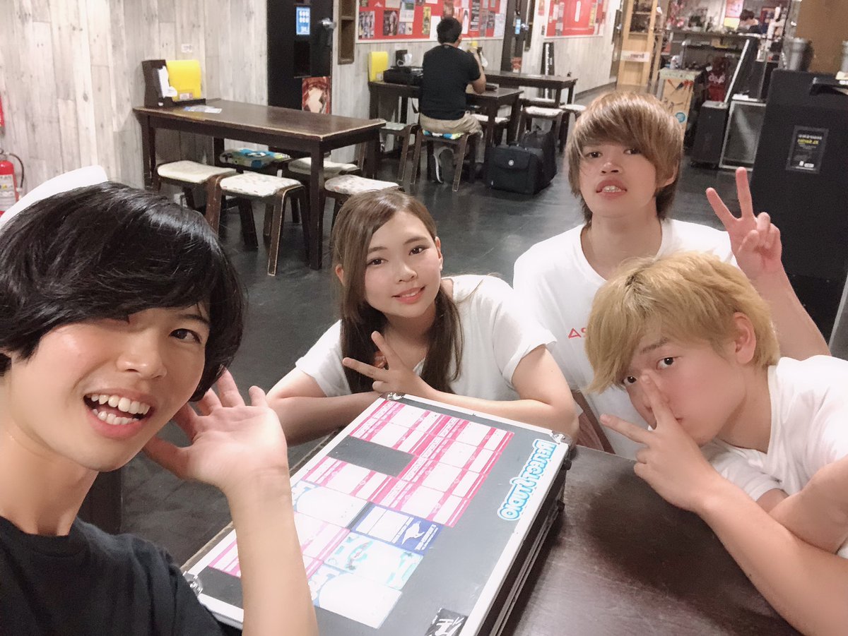『あおちゃの
         オオエバレコーディング！』

〜4日目〜

3ピース、幻想的神聖系ギターレスバンドSTARRY！のふうきベース&amp;みさとキーボ&amp;がまドラムレコーディング！

ギターレスで幻想的なキーボードがなんとも爽やかな音色を奏でてました！