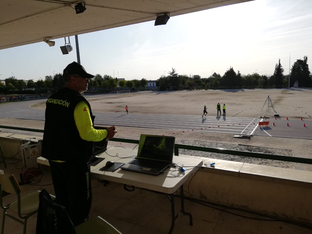 guardiacivil's tweet photo. Seguimos con el #IngresoGC 

Están siendo unos días muy intensos para los aspirantes y por eso les mandamos todo nuestro aliento. 

Ánimo, con esfuerzo conseguirás tu objetivo. 👏👏👏 https://t.co/sUA8tcBvcX