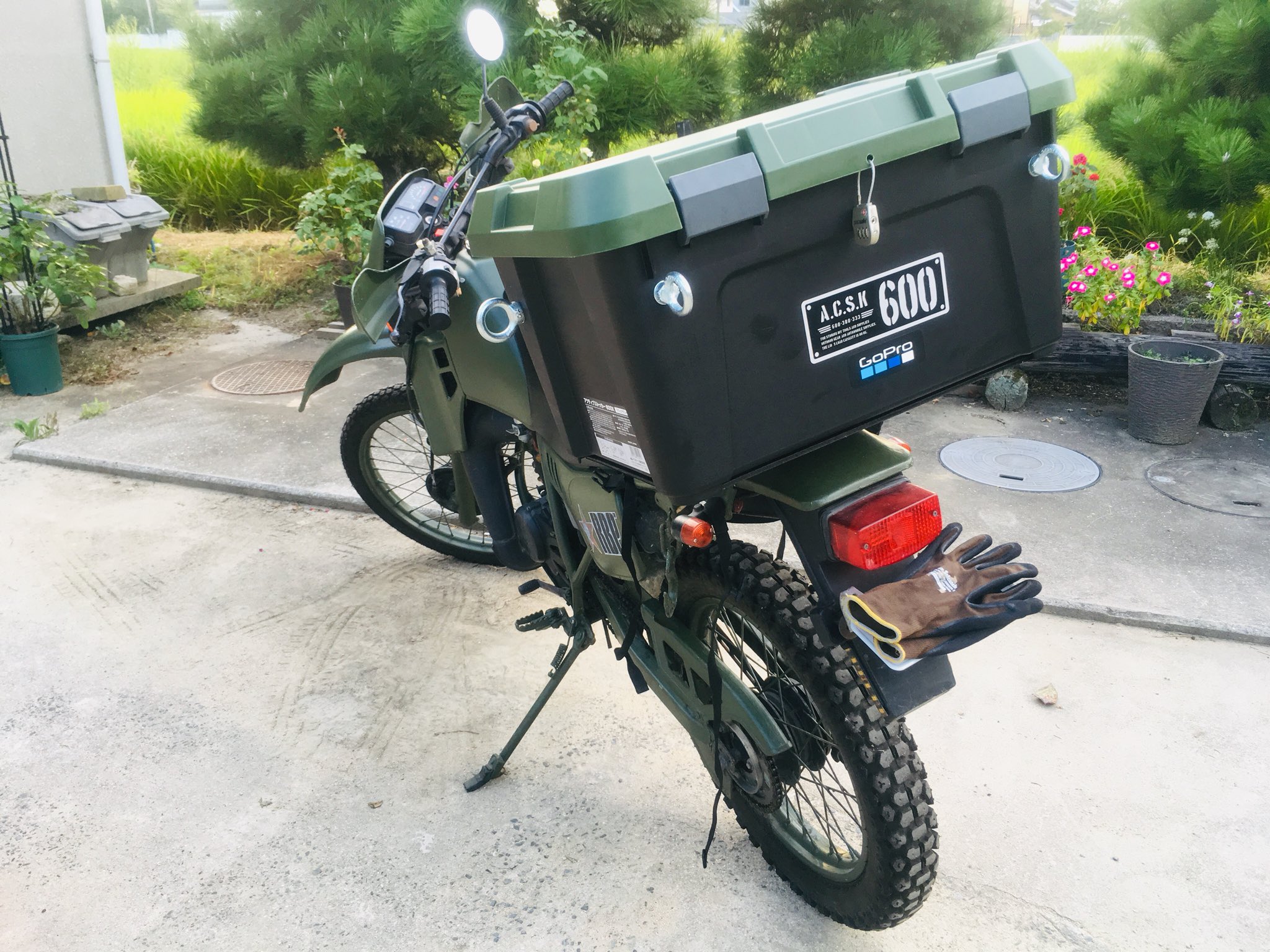 のず ベルトで縛っては無いけど乗せてみた 控えめに言って最強にかっこいい かっこいい Goproのステッカー余ってたから貼った アイリスオーヤマじゃなくてミリタリー感あるアステージ箱にして正解やでほんま キャンプ バイク ホムセン箱 Diy のず ベルトで縛っては無いけど乗せてみた 控えめに言って最強にかっこいい かっこいい Goproのステッカー余ってたから貼った アイリスオーヤマじゃなくてミリタリー感あるアステージ箱にして正解やでほんま キャンプ バイク ホムセン箱 Diy