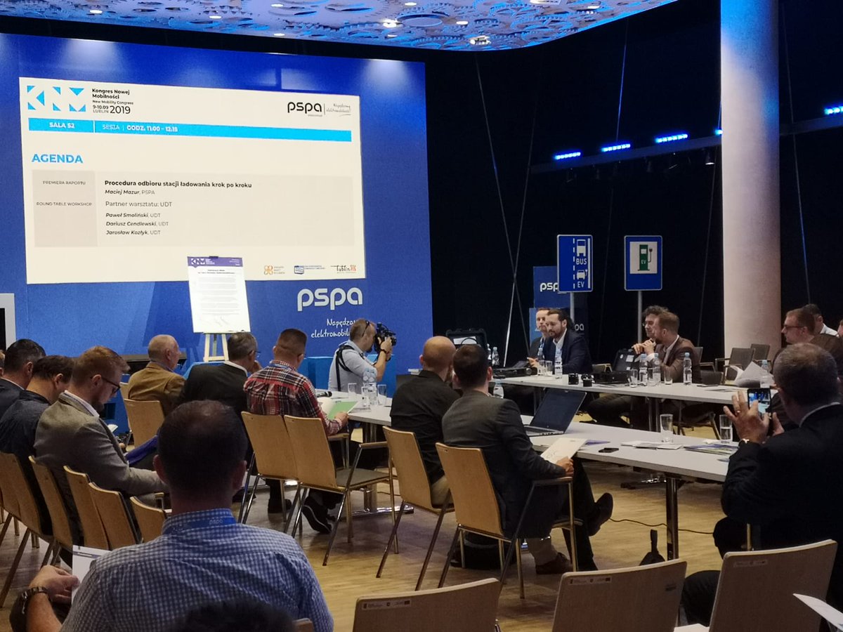 KNM_PSPA's tweet photo. "Procedura odbioru stacji ładowania krok po kroku" to raport #PSPA, który ułatwi  samorządom rozbudowę infrastruktury ładowania EV. 

Procedurę szczegółowo omawiają: Paweł Smoliński, Dariusz Cendlewski i Jarosław Kozłyk z Urzędu Dozoru Technicznego #UDT

#elektromobilność https://t.co/v4fyQ5uwnb