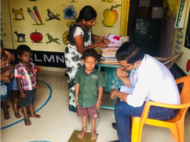 NITIAayog's tweet photo. District admin of #AspirationalDistrict Yadgir is spreading awareness about the importance of personal hygiene, timely immunisation of children, quality #nutrition for pregnant women and children, with the help of functionaries working in the Anganwadi Centres. #PoshanMaah2019 https://t.co/UNaHbN1btl