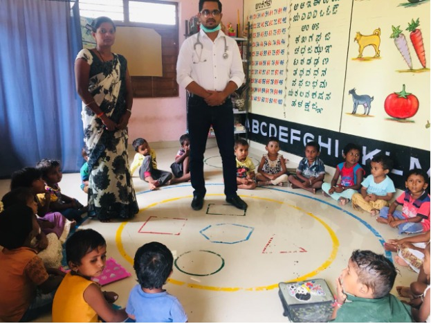NITIAayog's tweet photo. District admin of #AspirationalDistrict Yadgir is spreading awareness about the importance of personal hygiene, timely immunisation of children, quality #nutrition for pregnant women and children, with the help of functionaries working in the Anganwadi Centres. #PoshanMaah2019 https://t.co/UNaHbN1btl