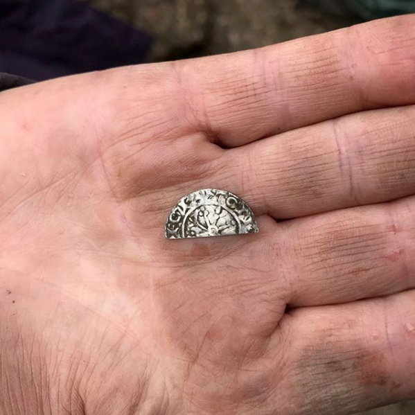 CotswoldArch's tweet photo. #CASiteTeam and the volunteers are already finding great #archaeology at @Clare_Country and haven't even started digging yet! This half penny dates back to the #Norman kings, possibly William I (William the Conqueror), or his successor William II... #ClareCommunityDig #CASiteTeam https://t.co/6KI6HC7T41