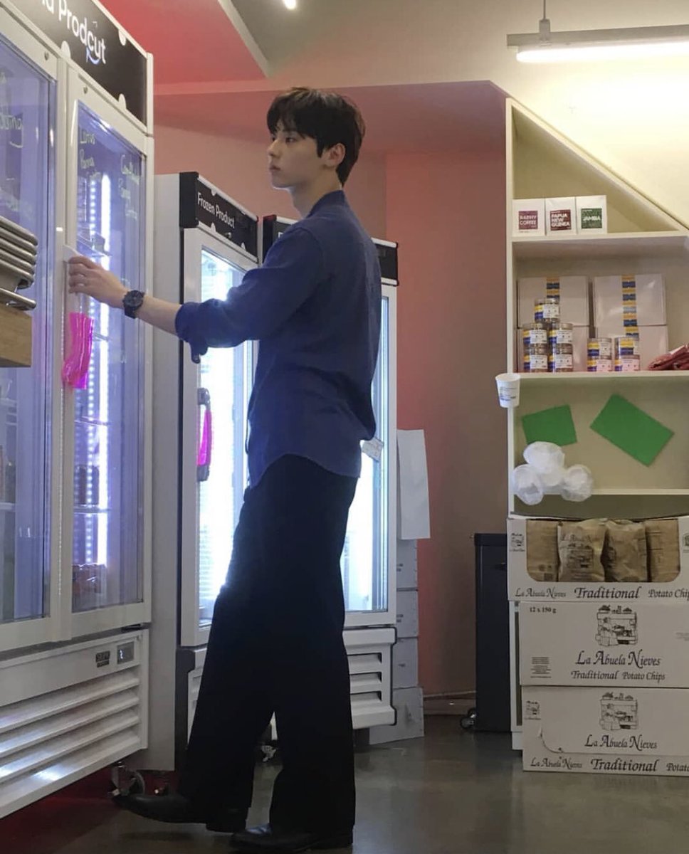 minhyunarchive's tweet photo. he really blessed us with these boyfriend pics https://t.co/xxJZkrxfW7