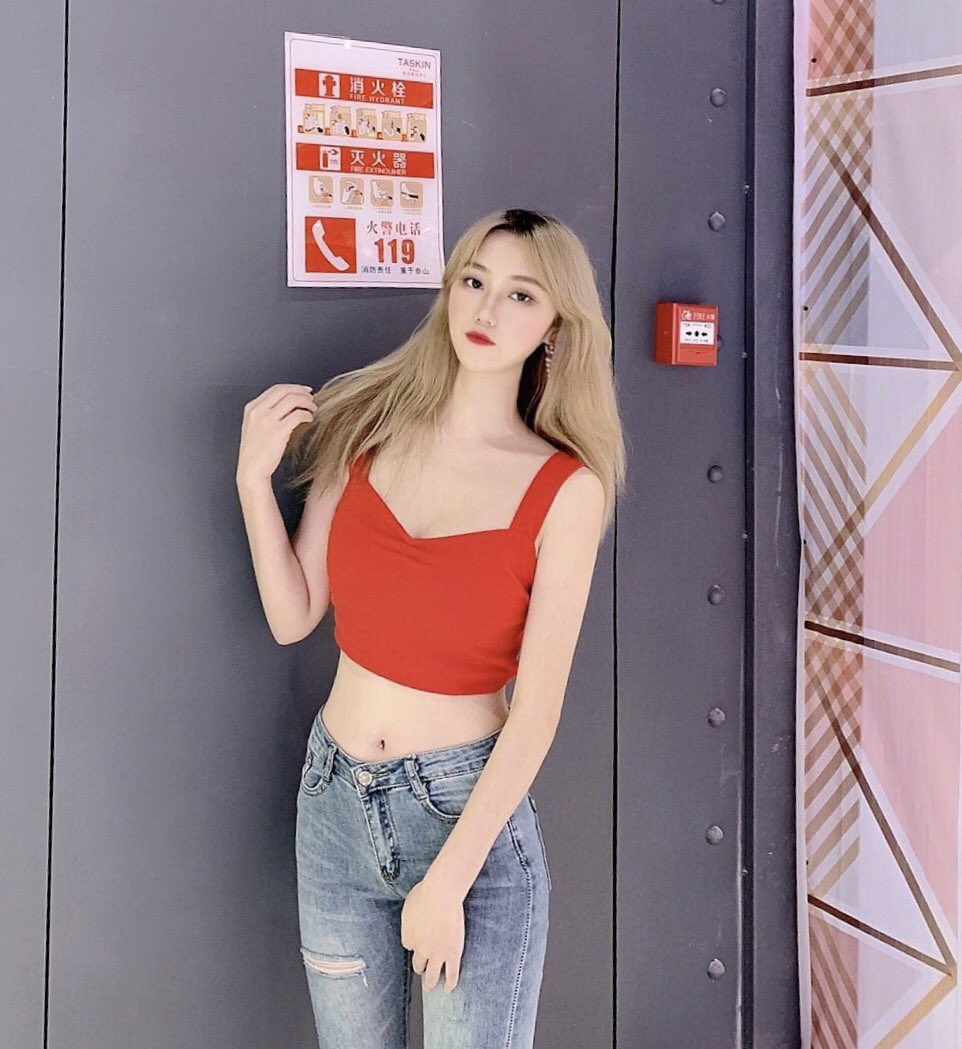 w78670504's tweet photo. 好久好久好久没穿牛仔裤了，竟然有点不太适应 https://t.co/5riiPHIydK