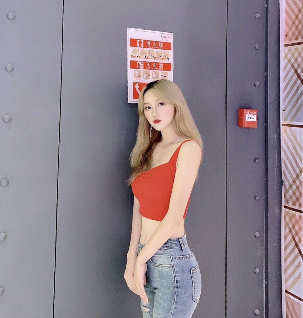 w78670504's tweet photo. 好久好久好久没穿牛仔裤了，竟然有点不太适应 https://t.co/5riiPHIydK