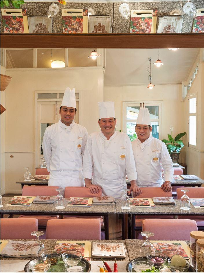 MO_BANGKOK's tweet photo. Here at Mandarin Oriental, Bangkok, you can also enjoy additional privileges at The Oriental Thai Cooking School with our certified instructor who will demonstrate various techniques and steps in Thai cookery. From ingredients preparation to actual cooking. #FanOfMO #ImAFan https://t.co/pgq0LOuv8e