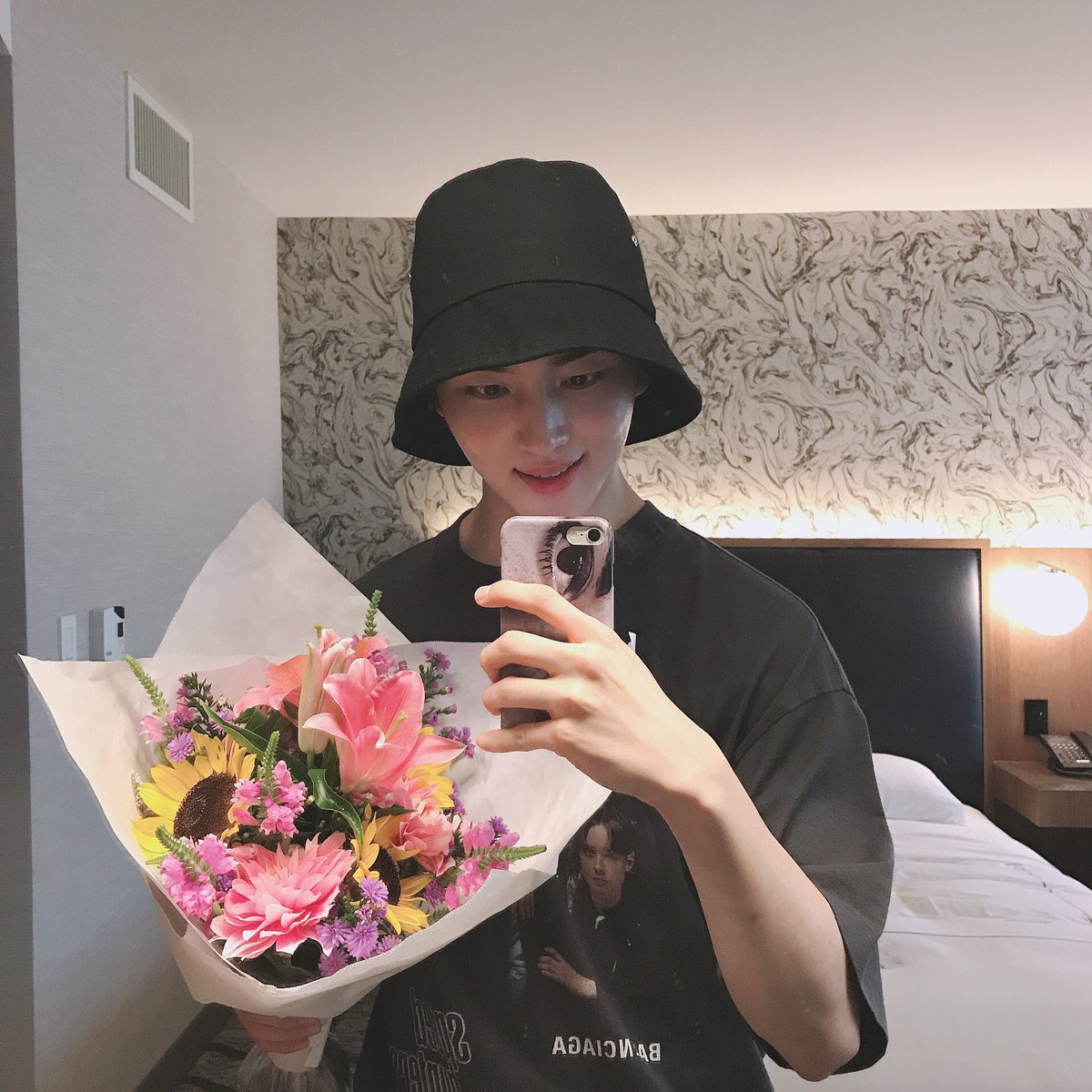 CUBE_PTG's tweet photo. [#키노] Upon arriving in Seattle, I purchased some flowers. The florist asked me "is it for someone special?" I then replied "No it’s for myself". The florist then in turn replied "You're someone special". Who knew taking a simple walk would be such a heartwarming experience❣ https://t.co/PX18aaEhuF