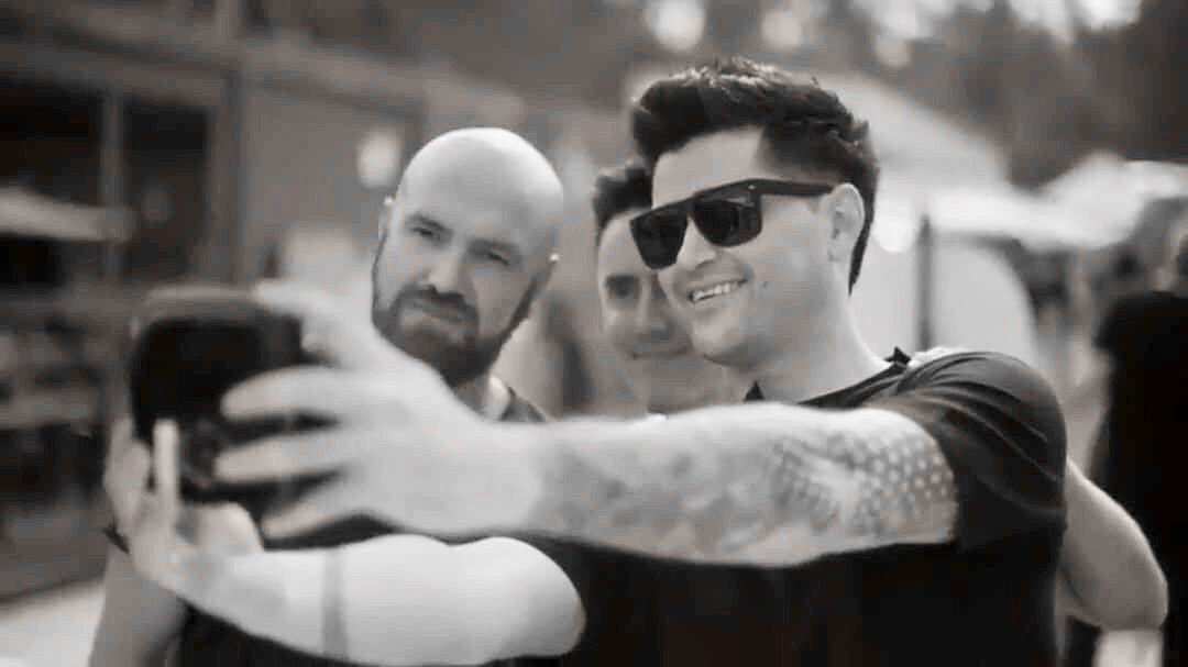 Catheri33297324's tweet image. Happy Tuesday😃my favs ❤️😘 @thescript @TheScript_Danny @GlenOfThePower whatever u do 2 day 👀hope u hav a gr8 day😎😍 #TheScriptStudio 🎶🎸🎤🎧🥁✍🏻Big Love❤️ hav fun n stay safe 🙏🏻❤️🌍🌎🌏😘#TheScriptFamily ❤️ #ArmsOpen 🙌🏻❤️ #Always ❤️👊🏻#1daynearer 👀