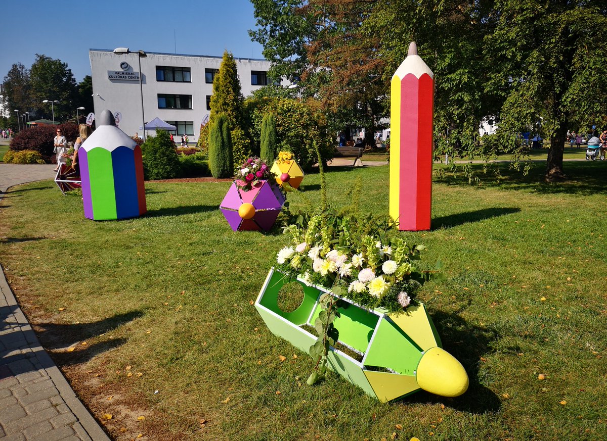 .@Valmiera_lv turpina palielināties skolēnu skaits. ✏️2019./2020.mācību gadā pilsētas skolās ir 4084 skolēni, bērnudārzos - 1625 bērni. Kopā Valmieras izglītības iestādēs  šajā mācību gadā zinības apgūst 5709 bērni un jaunieši valmiera.lv/lv/jaunumi/izg…