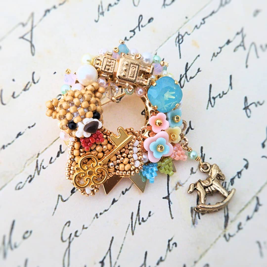 Beads_Shion's tweet photo. テディベアブローチ
オーダーで制作。
おもちゃ箱の様な飾り付けです。

#ビーズ　#テディベア　#ブローチ　#ビーズモチーフ　#teddybear  #beadwork  #3Dbead https://t.co/3WShMp9Nxt