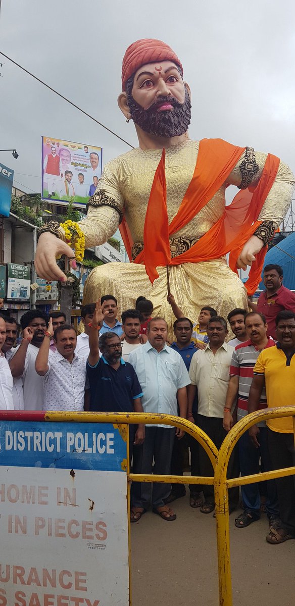 kantesh_ke's tweet photo. ಗಾಂಧಿ ಬಜಾರಿನ ಪ್ರವೇಶ ದ್ವಾರದಲ್ಲಿ ನಿರ್ಮಾಣವಾಗುತ್ತಿರುವ ಹಿಂದವಿ ಸ್ವರಾಜ್ಯದ ಸಂಸ್ಥಾಪಕ ಶಿವಾಜಿ ಮಹರಾಜರ ಭವ್ಯ ಮೂರ್ತಿ ಹಾಗು ದರ್ಬಾರಿನ ಪ್ರತಿಕೃತಿಯನ್ನು ವೀಕ್ಷಿಸಲಾಯಿತು. https://t.co/nt0req6OFM