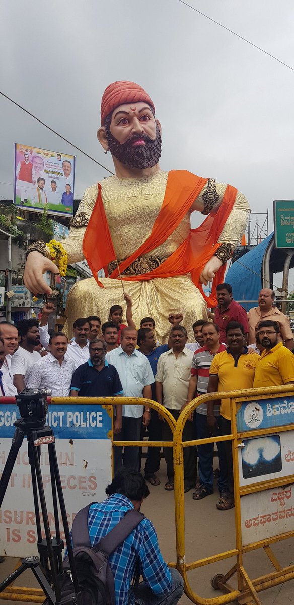 kantesh_ke's tweet photo. ಗಾಂಧಿ ಬಜಾರಿನ ಪ್ರವೇಶ ದ್ವಾರದಲ್ಲಿ ನಿರ್ಮಾಣವಾಗುತ್ತಿರುವ ಹಿಂದವಿ ಸ್ವರಾಜ್ಯದ ಸಂಸ್ಥಾಪಕ ಶಿವಾಜಿ ಮಹರಾಜರ ಭವ್ಯ ಮೂರ್ತಿ ಹಾಗು ದರ್ಬಾರಿನ ಪ್ರತಿಕೃತಿಯನ್ನು ವೀಕ್ಷಿಸಲಾಯಿತು. https://t.co/nt0req6OFM
