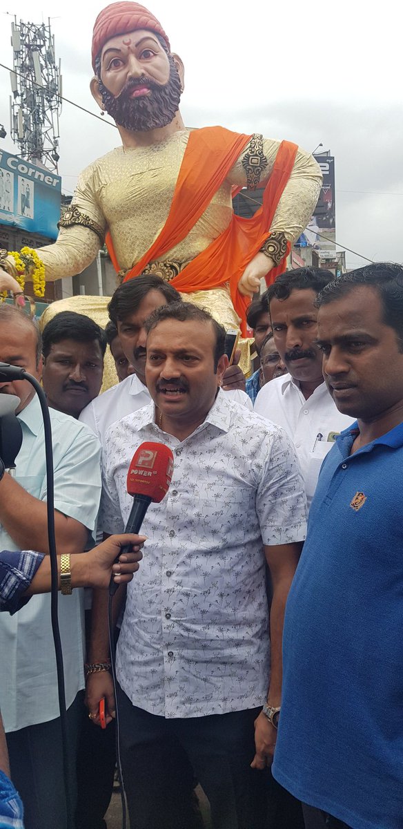 kantesh_ke's tweet photo. ಗಾಂಧಿ ಬಜಾರಿನ ಪ್ರವೇಶ ದ್ವಾರದಲ್ಲಿ ನಿರ್ಮಾಣವಾಗುತ್ತಿರುವ ಹಿಂದವಿ ಸ್ವರಾಜ್ಯದ ಸಂಸ್ಥಾಪಕ ಶಿವಾಜಿ ಮಹರಾಜರ ಭವ್ಯ ಮೂರ್ತಿ ಹಾಗು ದರ್ಬಾರಿನ ಪ್ರತಿಕೃತಿಯನ್ನು ವೀಕ್ಷಿಸಲಾಯಿತು. https://t.co/nt0req6OFM