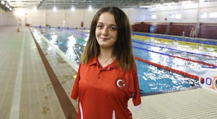 Paralimpik Avrupa Şampiyonası’nda kadınlar S5 kategorisi 50 metre sırtüstü finalinde, 45.21’lik derecesiyle birinci olarak altın madalya kazanan kızımızın şimdi ki yarışı İngiltere’de.👏

Kalbimiz seninle. 🏊‍♀ 

Seninle Gurur Duyuyoruz. 🇹🇷 
#HaydiSümeyyeTürkiyeSeninle