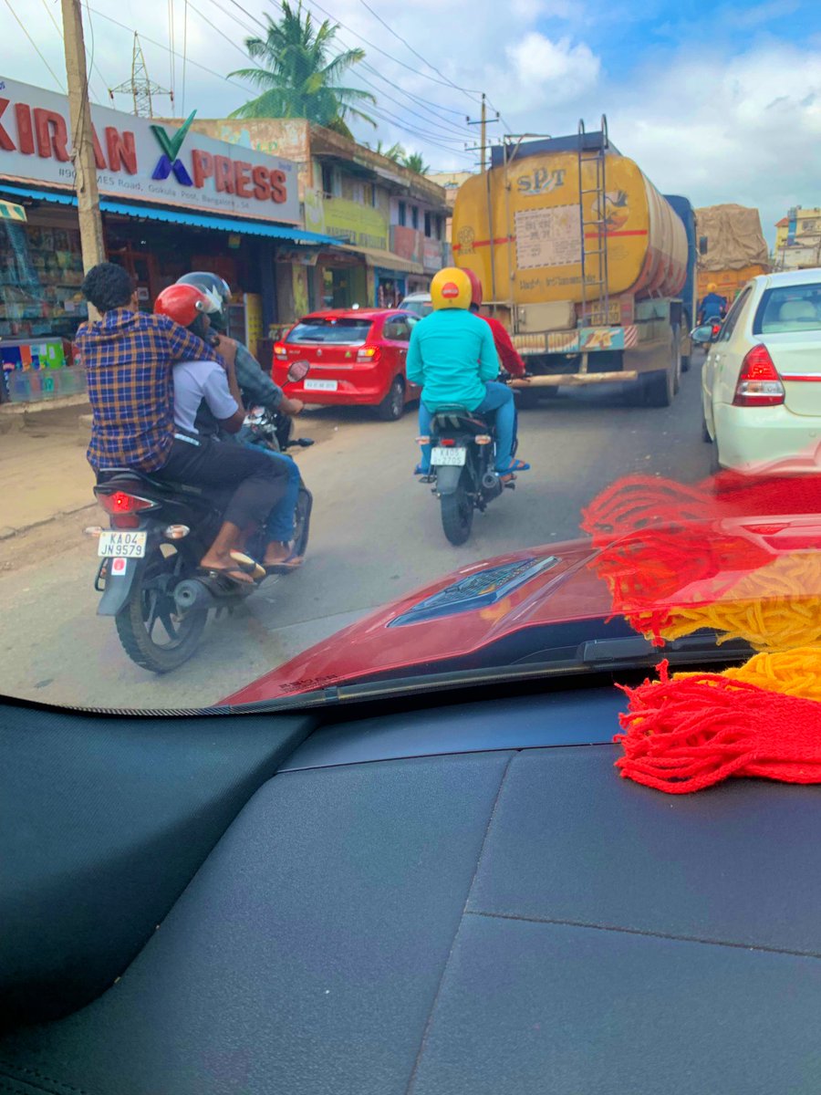KuldeepC82's tweet photo. @bounceshare : helmet thief https://t.co/lvbgjgjvFL