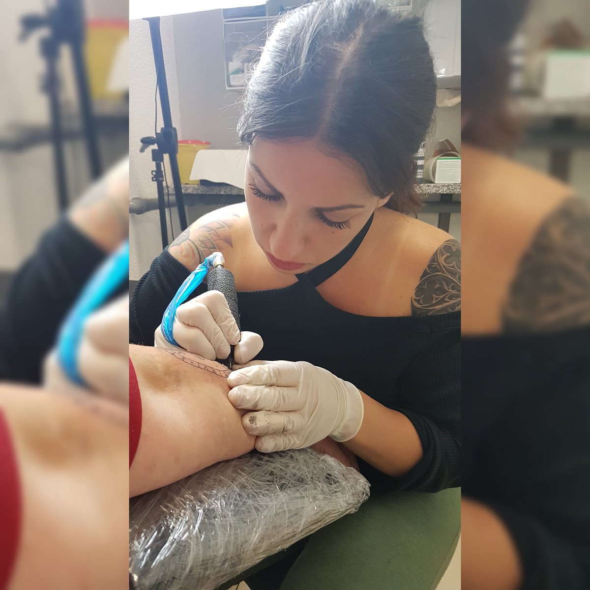 katharina_munz's tweet photo. Endlich.
Nun habe ich Björn immer bei mir.
Vielen Dank an Mariana, die hübscheste #tattooartist , die ich je kennenlernte, für die wunderbare Umsetzung des #runenstein|s , den ich via @patreon von JonasLauMarkussen erwarb.
Vielen Dank auch an @hautkultur für die Räumlichkeiten. https://t.co/eHyfED3WX0