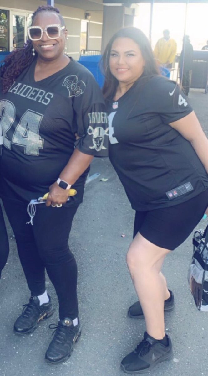 nesspaola's tweet photo. I real life almost cried when I met @MommaLynch24!! #MarcellAteman’s mom calmed me down and talked to me all about player tickets.
Also, I got CLUB ACCESS seats!!
Best fucking day.
#RaiderNation #firstRaidergame https://t.co/Y4O1Kufqyi