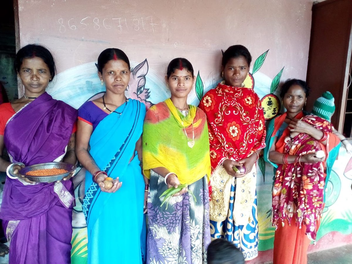 Mothers from Dandabeda AWC of Kosagumuda, Nabarangpur, Odisha brought different items to the AWC for cooking &amp; feeding children during #PoshanMaah2019 

Thank u district admn &amp; ICDS officials <a href="/DMnabarangpur/">Collectorate Nabarangpur</a> 
#ThankyouAnganwadiDidi 

<a href="/WCDOdisha/">Department of WCD, Government of Odisha</a> <a href="/PoshanAbhiyaan/">Poshan Abhiyaan</a> 

<a href="/spreadkoraput/">spreadkoraput</a>