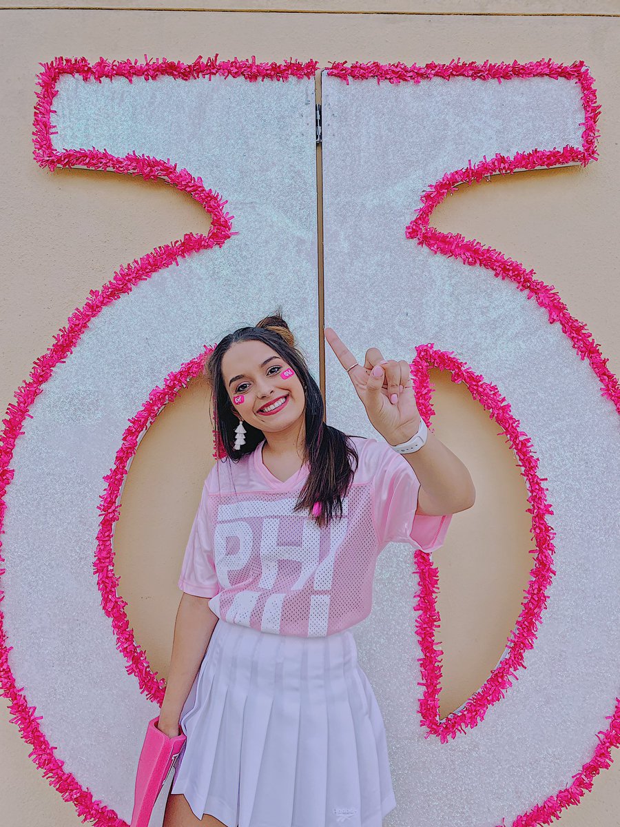 Kayleeadel16's tweet photo. Game day? Bid day. https://t.co/cNl29PRwHR