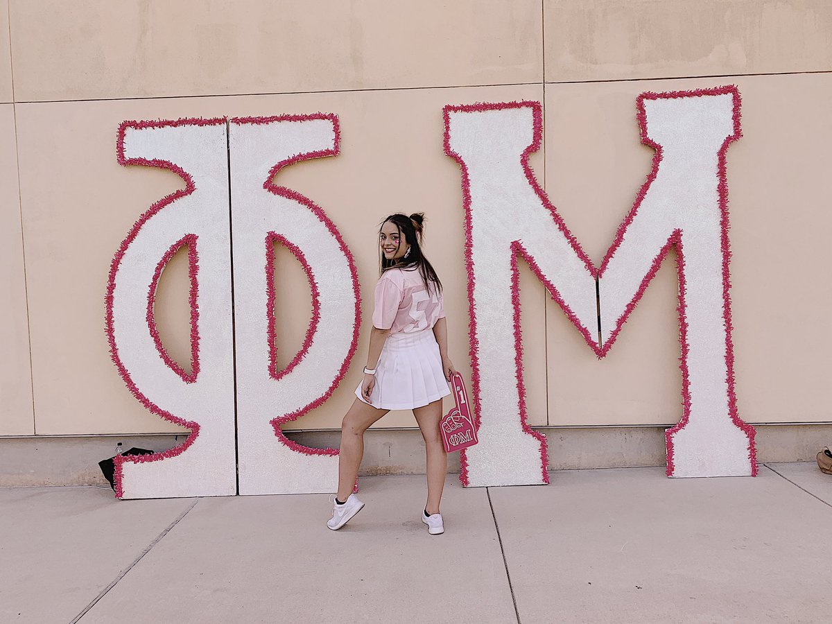Kayleeadel16's tweet photo. Game day? Bid day. https://t.co/cNl29PRwHR