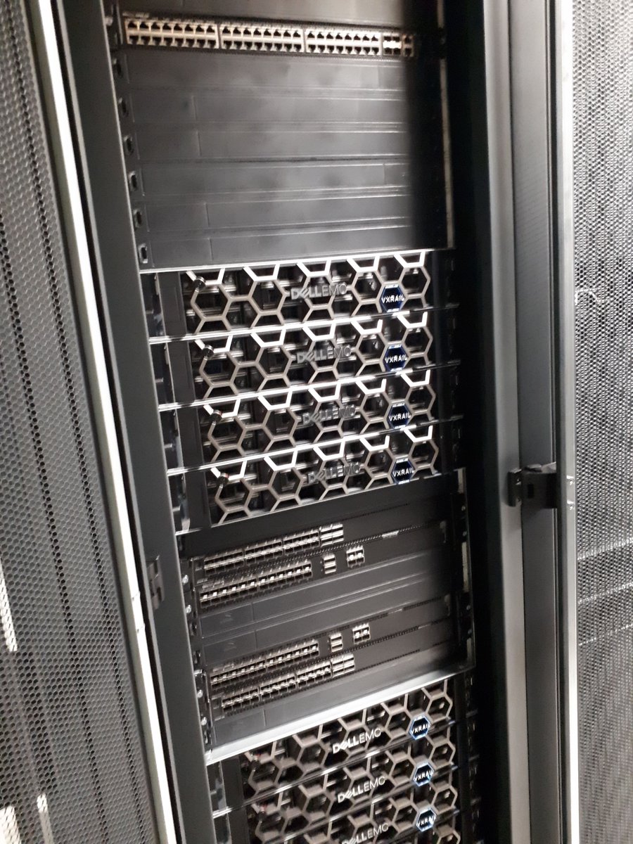 olivierolej's tweet photo. @Alticap : Quelques courbatures plus tard, les switches & serveurs @DellEMCServers de la première phase (8 @VxRail sur les 14 à venir) de notre nouvelle plateforme IAAS #OnlyCloud v3 sont en place dans le datacenter de notre partenaire @OceanetTechno https://t.co/D1ovqjk1Rp