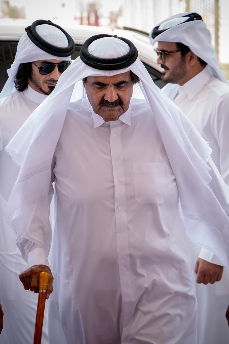 وقفة العود هيبة والعرب في ذراه ..
كم شعوبً تلاقي في ظلاله مقيل  ..

ما بكى من قساه إلا محاجر عداه  .. 
 بين كبدً تفوح وبين قلبً عليل ..