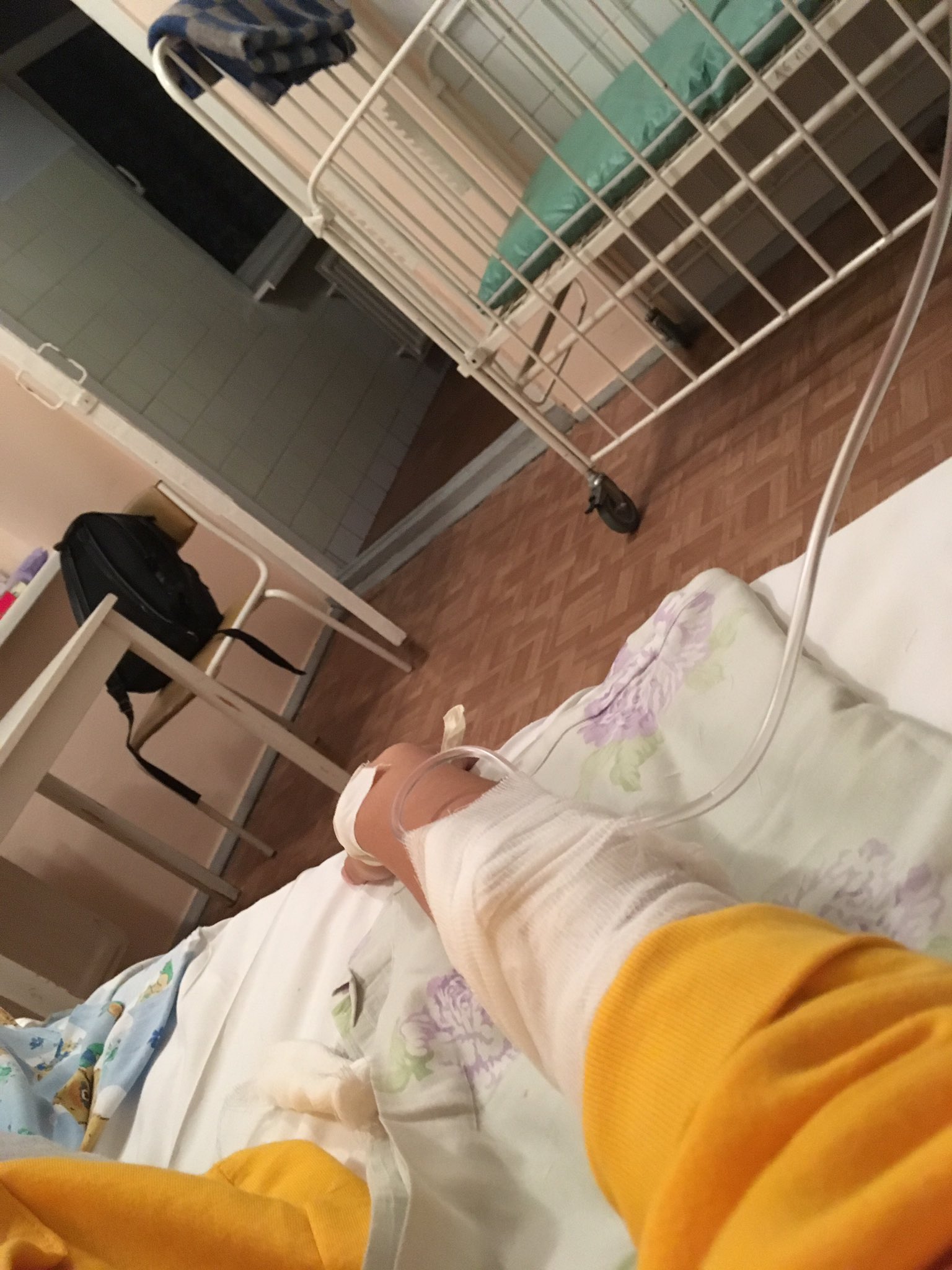 Рука с капельницей в реанимации